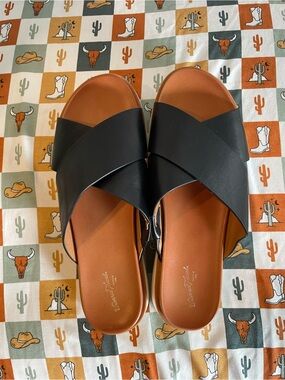 Universal Thread Black Cross-Strap Slide Sandals with Brown Footbed